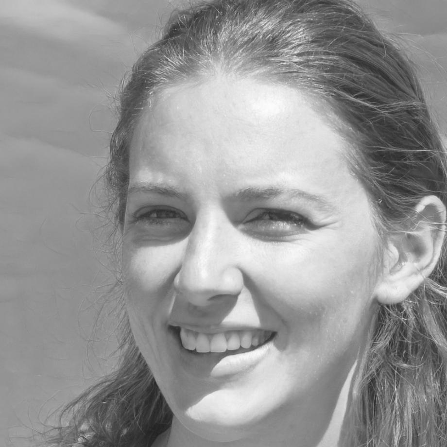 Elena Vásquez, Especialista en Contenido Educativo